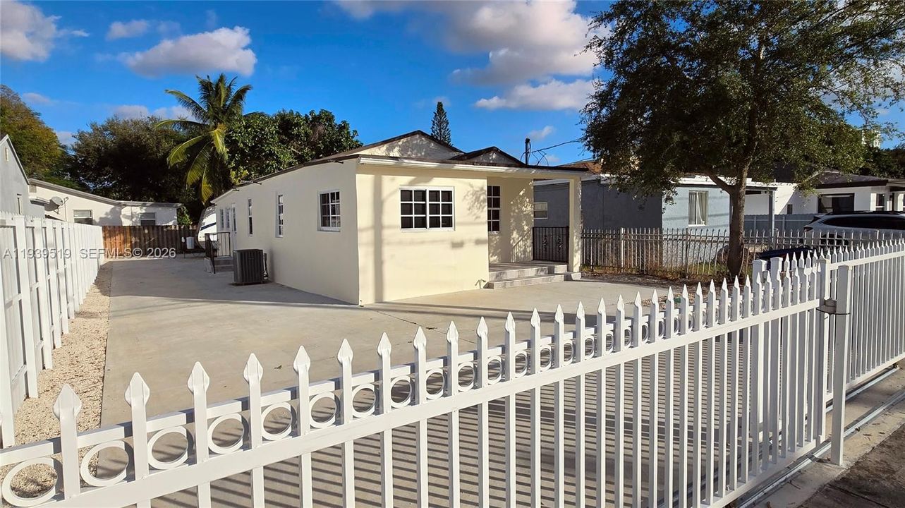 For Rent: $1,300 (1 beds, 1 baths, 950 Square Feet)