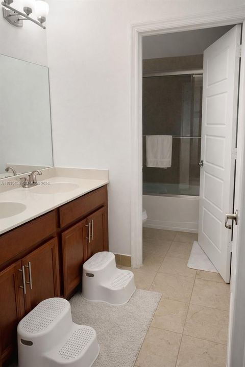 В аренду: $5,000 (4 спален, 2 ванн, 2524 Квадратных фут)