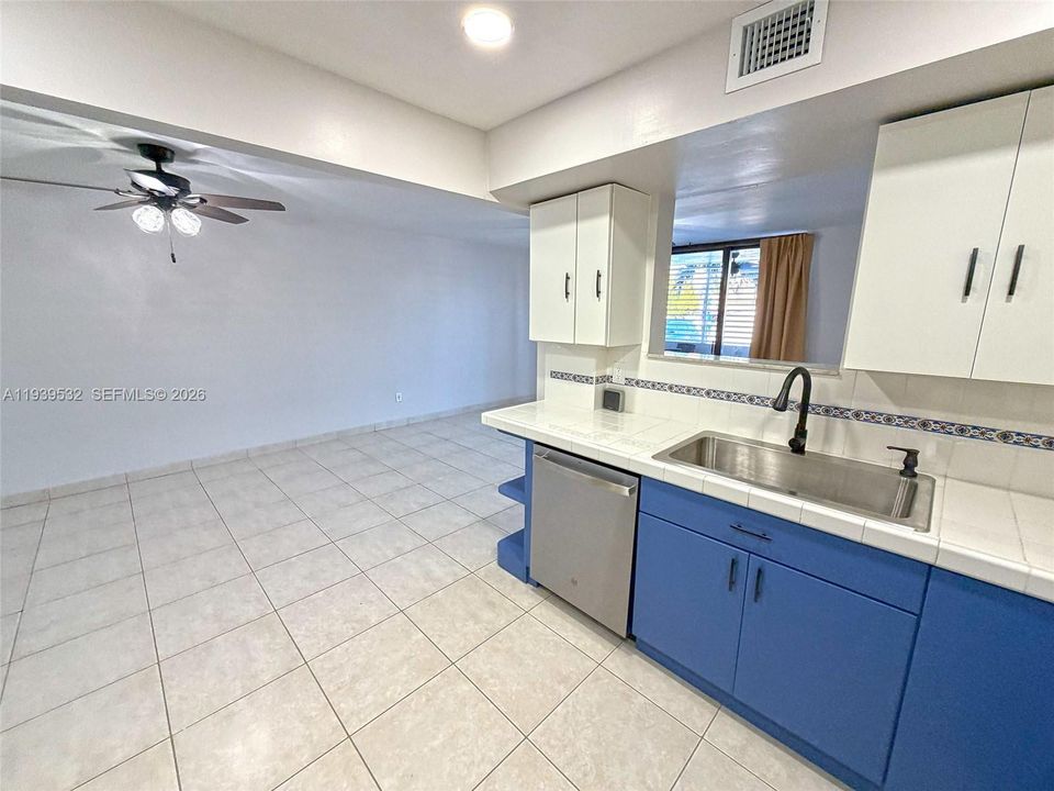 For Rent: $2,750 (2 beds, 2 baths, 1221 Square Feet)