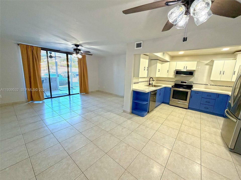 For Rent: $2,750 (2 beds, 2 baths, 1221 Square Feet)
