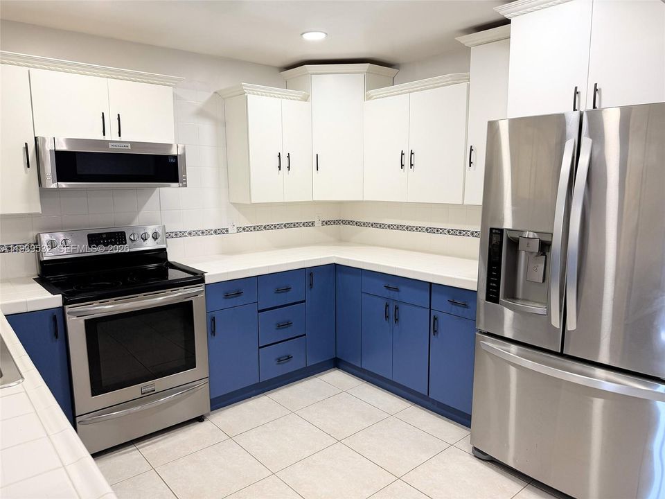 For Rent: $2,750 (2 beds, 2 baths, 1221 Square Feet)
