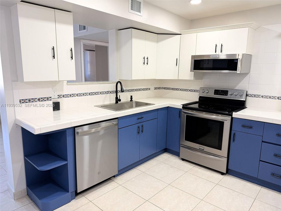 For Rent: $2,750 (2 beds, 2 baths, 1221 Square Feet)