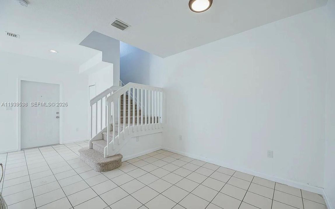 出租: $2,300 (3 贝兹, 3 浴室, 1423 平方英尺)