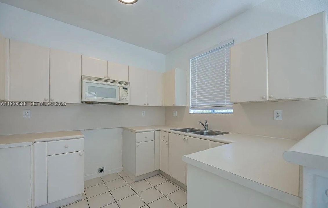 出租: $2,300 (3 贝兹, 3 浴室, 1423 平方英尺)