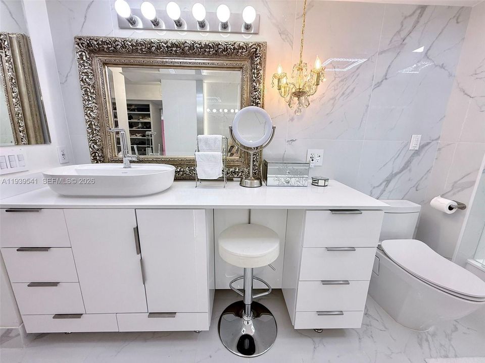 For Sale: $1,100,000 (3 beds, 2 baths, 1990 Square Feet)