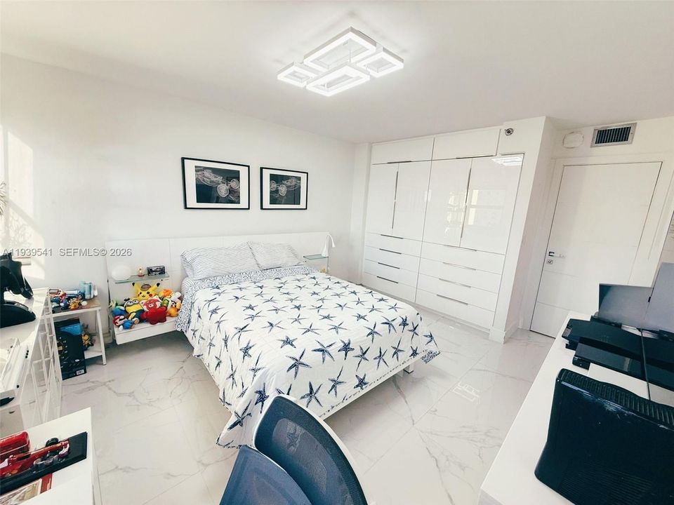 For Sale: $1,100,000 (3 beds, 2 baths, 1990 Square Feet)