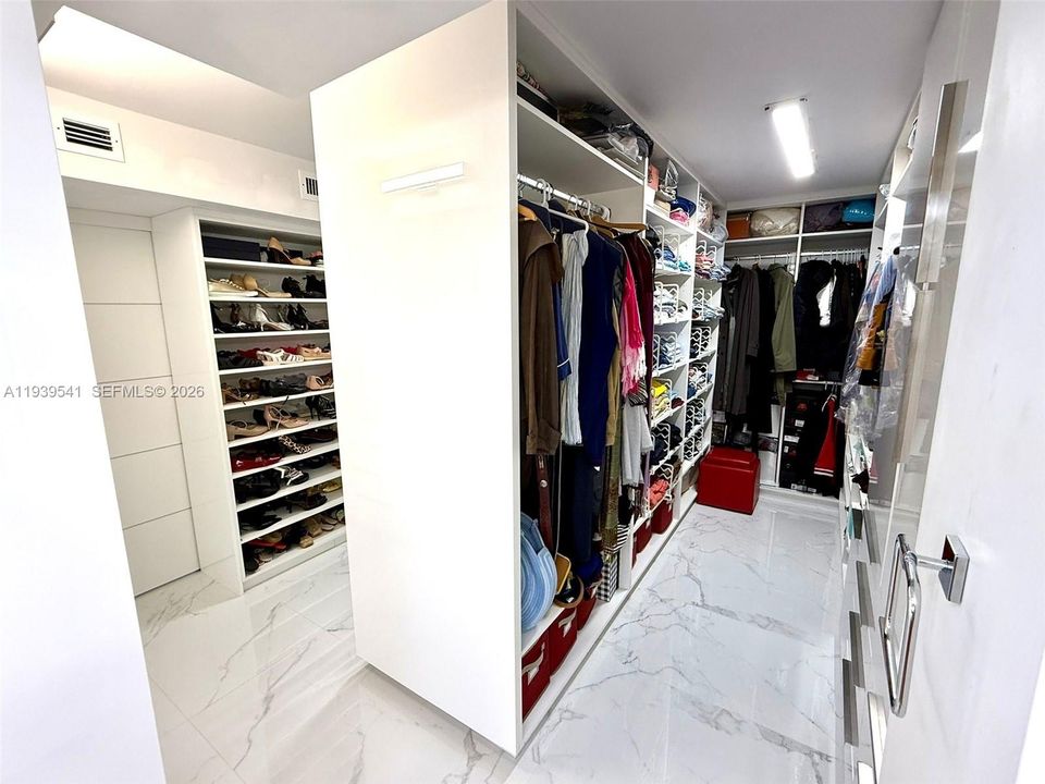 For Sale: $1,100,000 (3 beds, 2 baths, 1990 Square Feet)