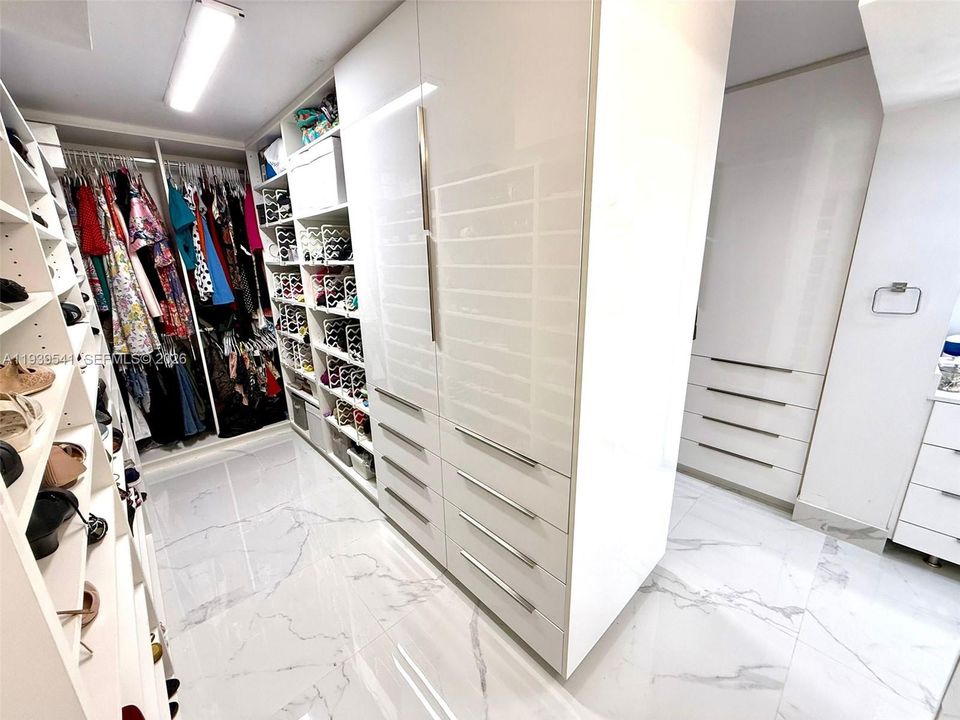 For Sale: $1,100,000 (3 beds, 2 baths, 1990 Square Feet)