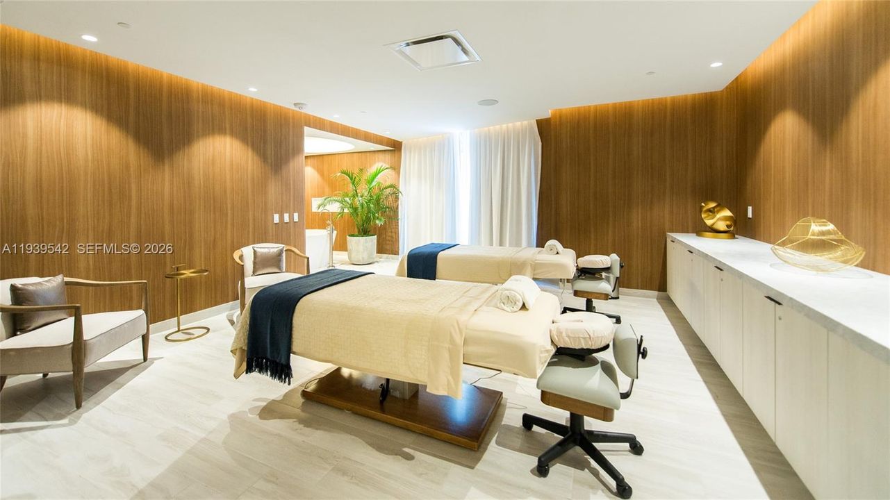 For Sale: $5,750,000 (3 beds, 3 baths, 2532 Square Feet)