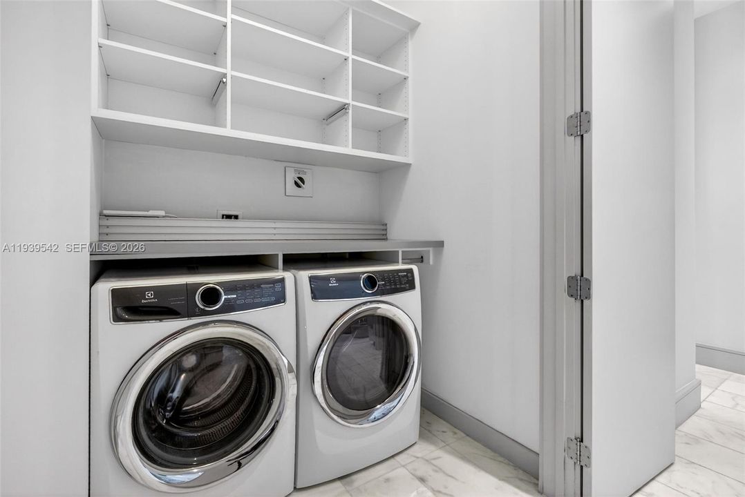 For Sale: $5,750,000 (3 beds, 3 baths, 2532 Square Feet)