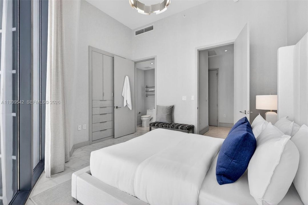 For Sale: $5,750,000 (3 beds, 3 baths, 2532 Square Feet)