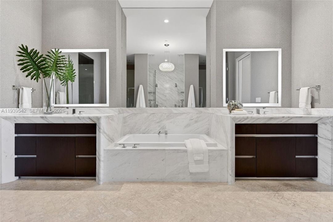 For Sale: $5,750,000 (3 beds, 3 baths, 2532 Square Feet)