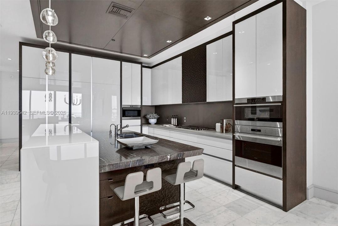 For Sale: $5,750,000 (3 beds, 3 baths, 2532 Square Feet)