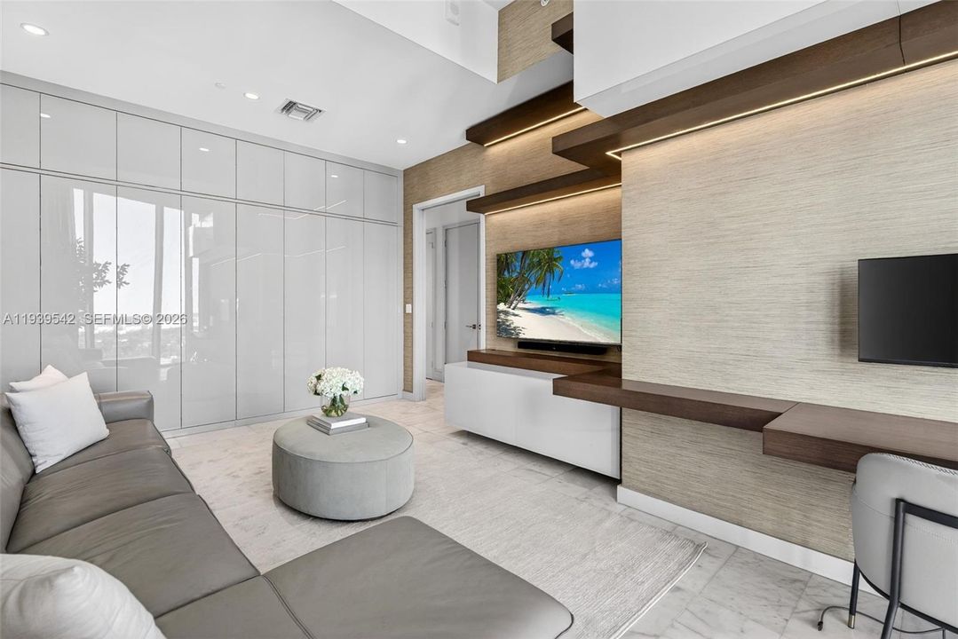 For Sale: $5,750,000 (3 beds, 3 baths, 2532 Square Feet)