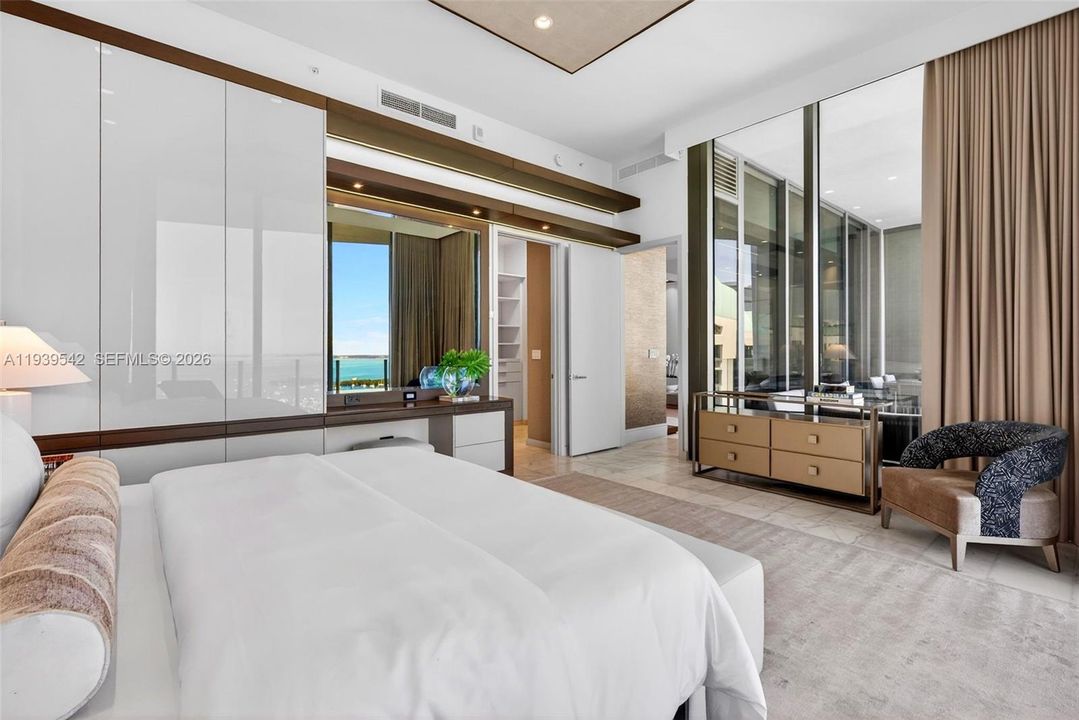 For Sale: $5,750,000 (3 beds, 3 baths, 2532 Square Feet)