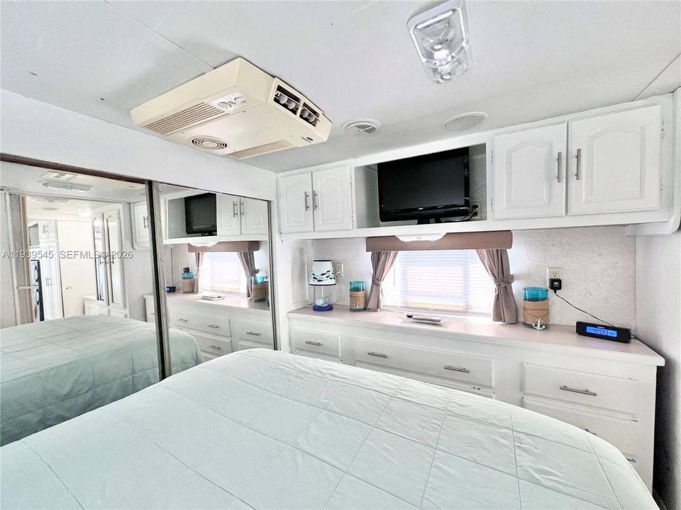 出租: $1,800 (1 贝兹, 1 浴室, 0 平方英尺)