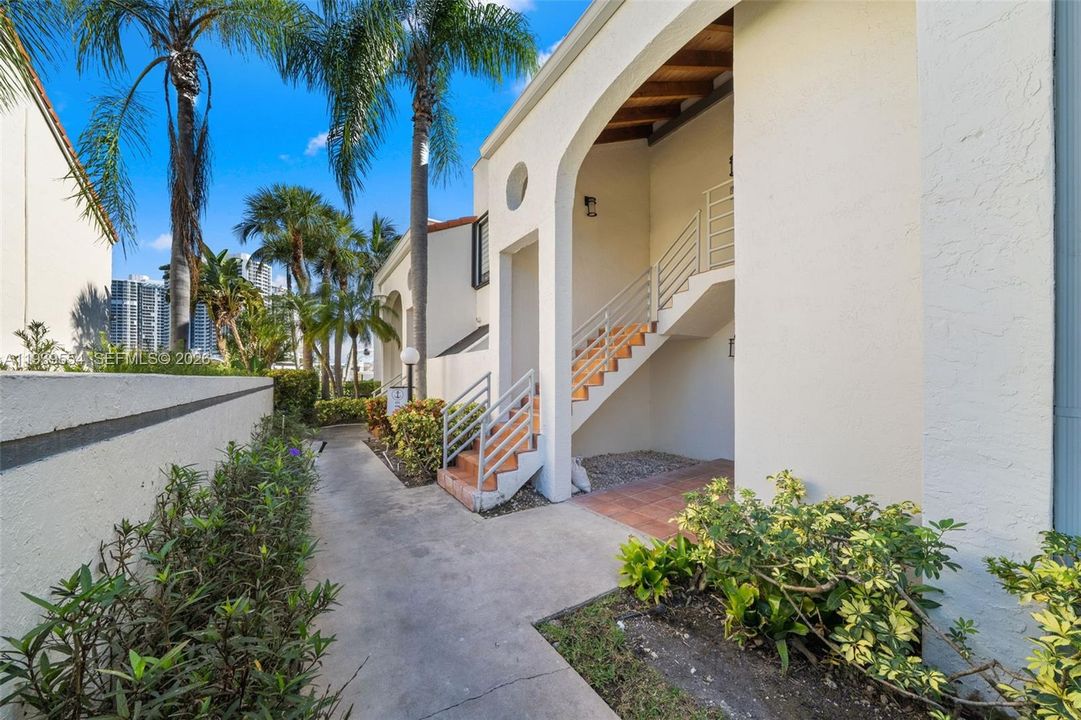 For Sale: $335,000 (2 beds, 2 baths, 1143 Square Feet)