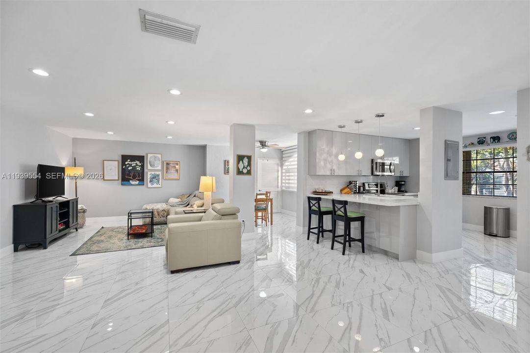 For Sale: $335,000 (2 beds, 2 baths, 1143 Square Feet)