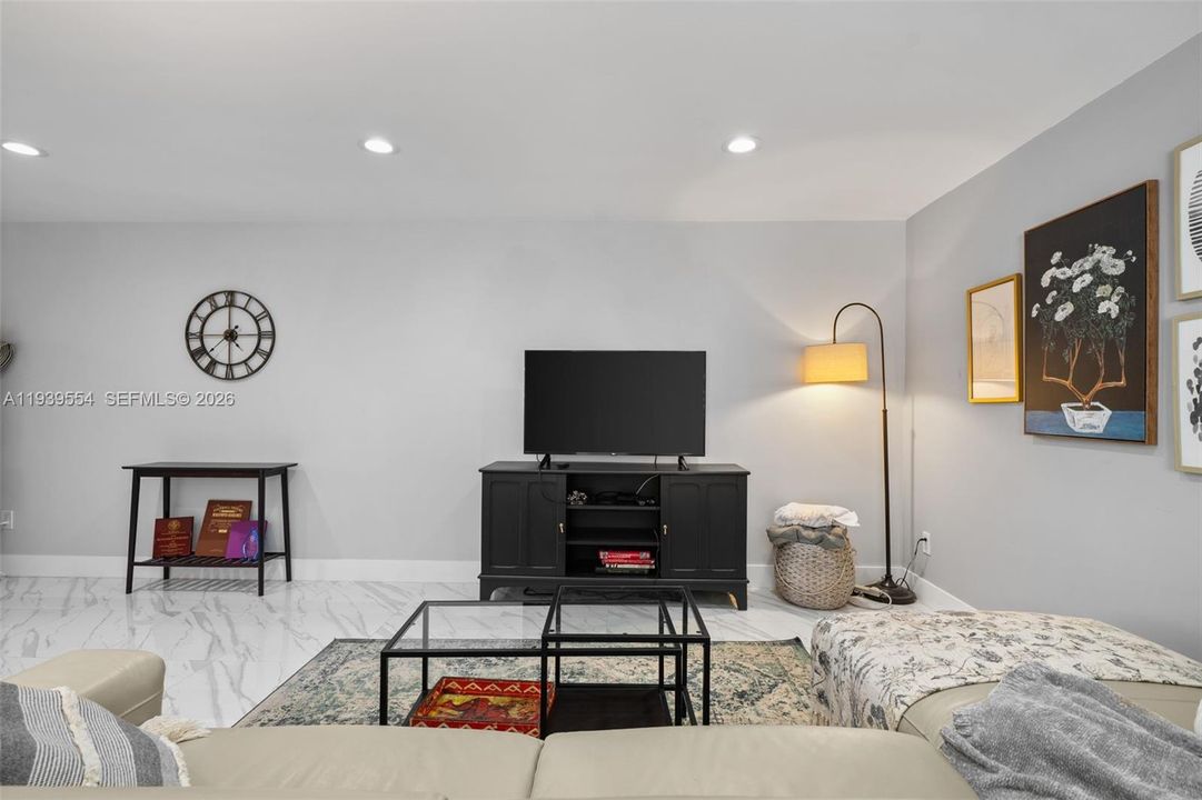 For Sale: $335,000 (2 beds, 2 baths, 1143 Square Feet)