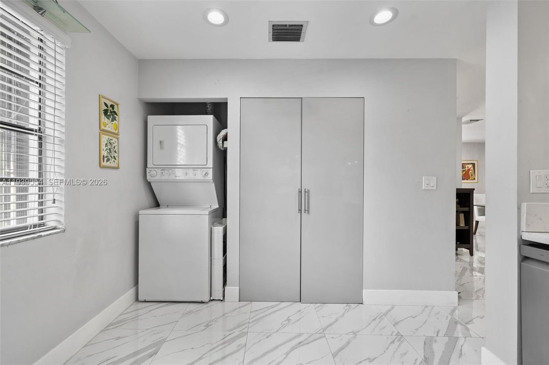 For Sale: $335,000 (2 beds, 2 baths, 1143 Square Feet)