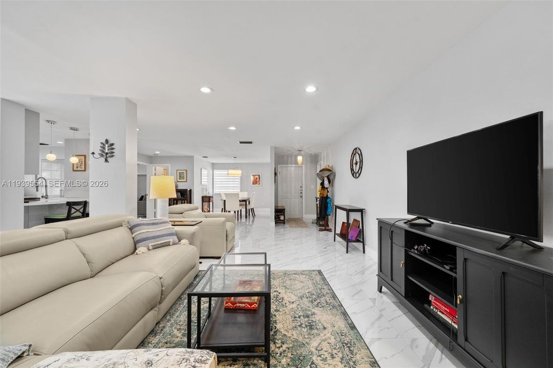 For Sale: $335,000 (2 beds, 2 baths, 1143 Square Feet)