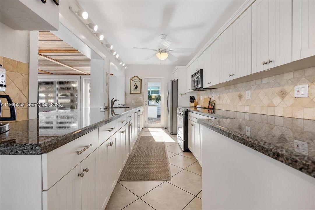 На продажу: $1,350,000 (3 спален, 2 ванн, 1841 Квадратных фут)