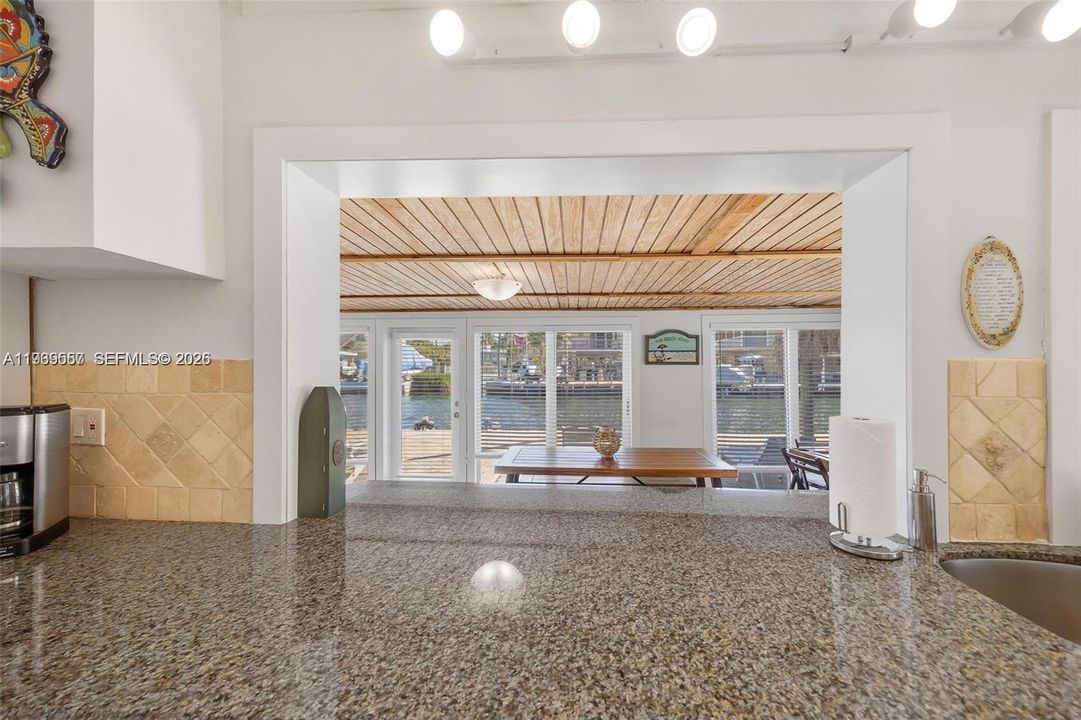 На продажу: $1,350,000 (3 спален, 2 ванн, 1841 Квадратных фут)