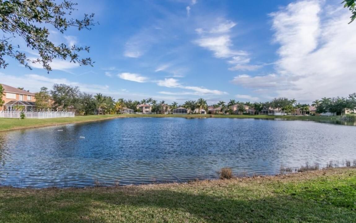 En Renta: $3,800 (4 camas, 2 baños, 2300 Pies cuadrados)