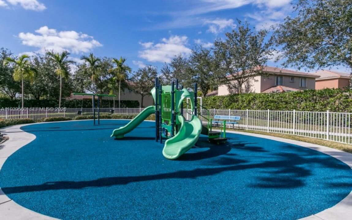 En Renta: $3,800 (4 camas, 2 baños, 2300 Pies cuadrados)