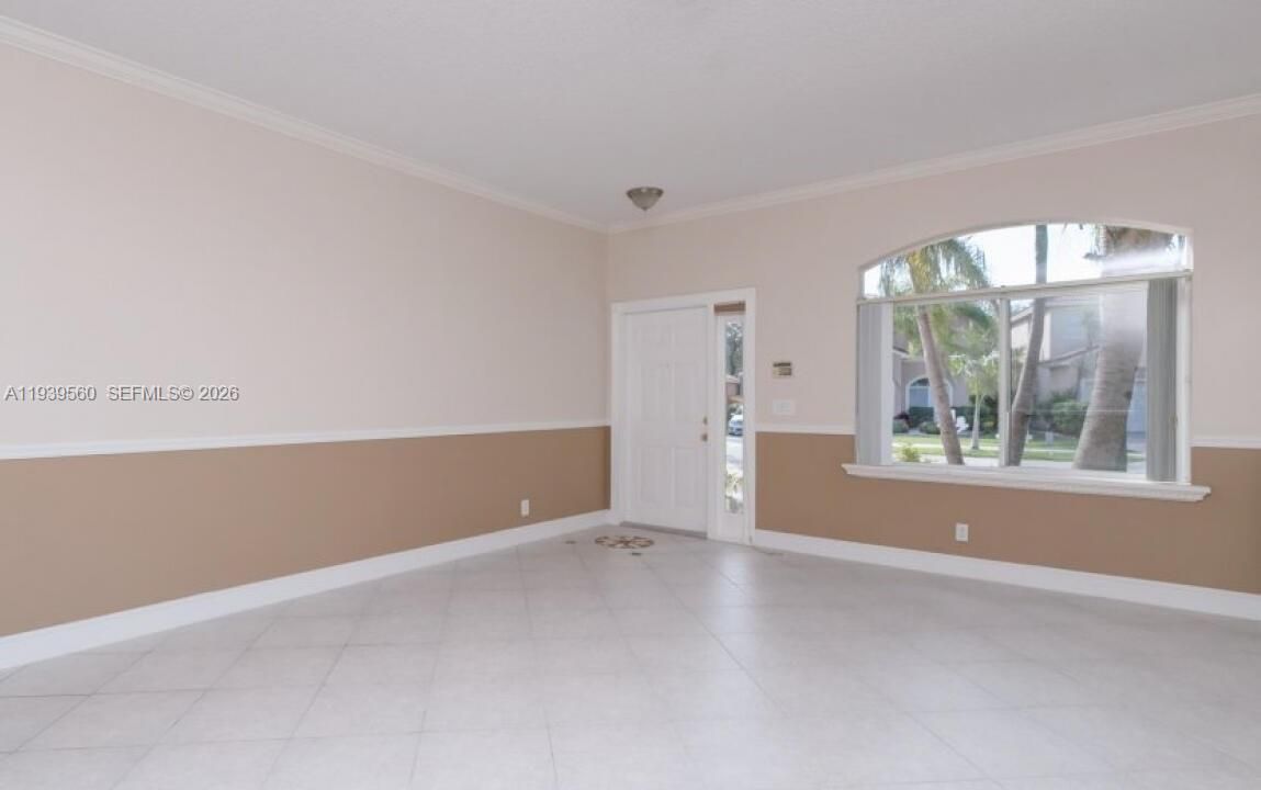 En Renta: $3,800 (4 camas, 2 baños, 2300 Pies cuadrados)