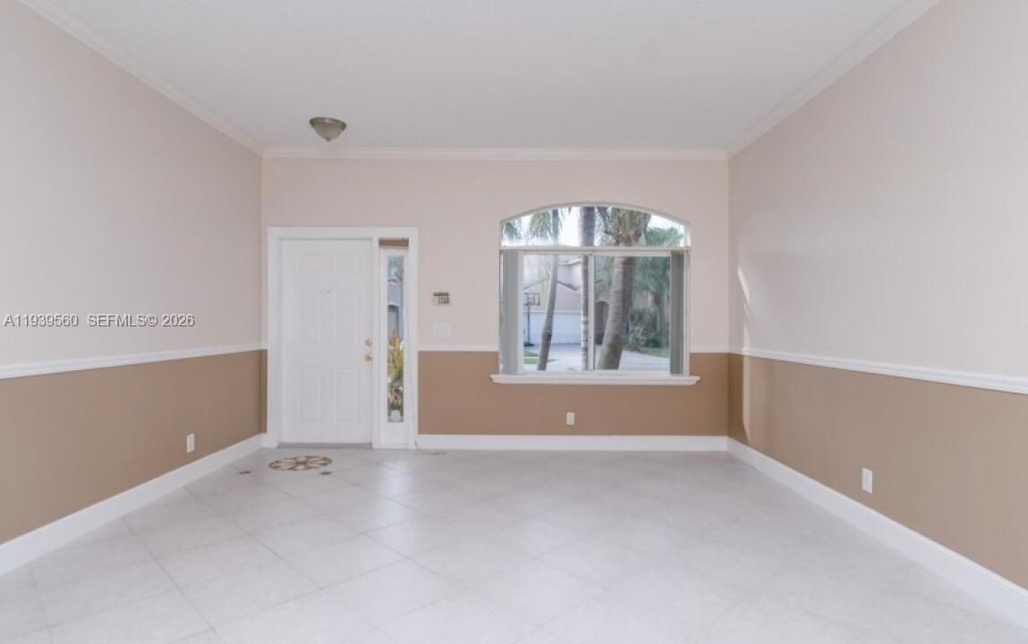 En Renta: $3,800 (4 camas, 2 baños, 2300 Pies cuadrados)