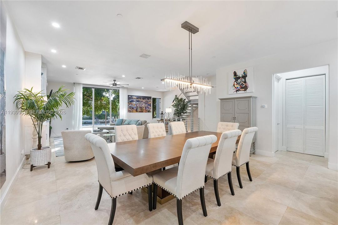 出租: $7,800 (3 贝兹, 3 浴室, 2950 平方英尺)