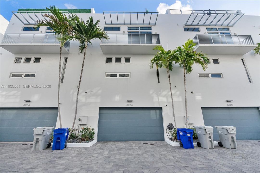 出租: $7,800 (3 贝兹, 3 浴室, 2950 平方英尺)