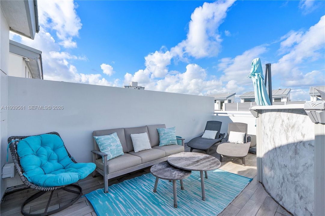 出租: $7,800 (3 贝兹, 3 浴室, 2950 平方英尺)