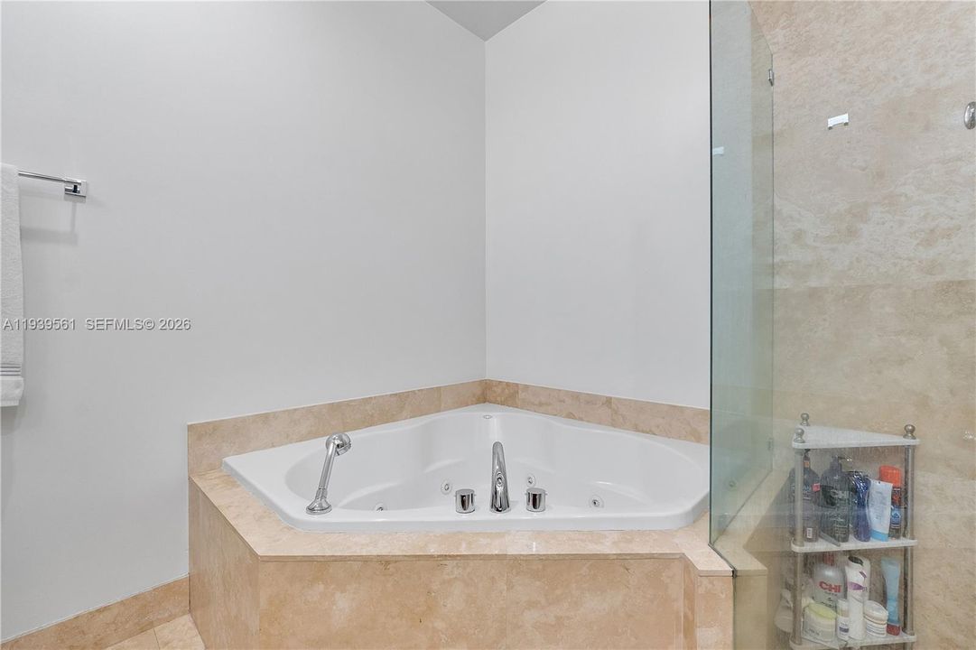 出租: $7,800 (3 贝兹, 3 浴室, 2950 平方英尺)