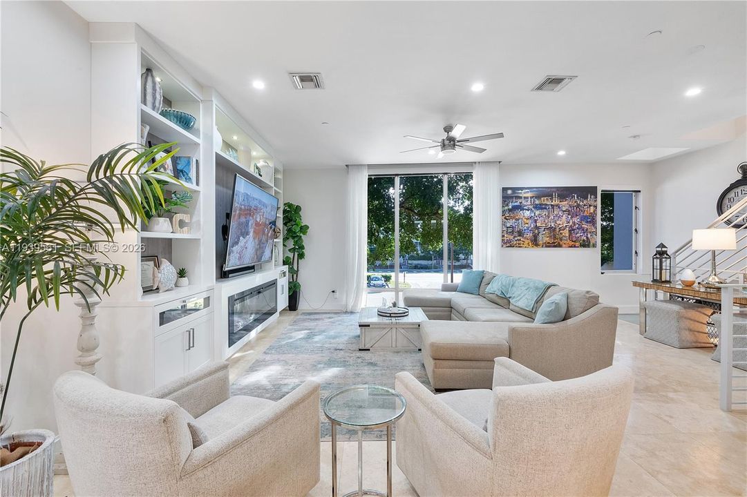 出租: $7,800 (3 贝兹, 3 浴室, 2950 平方英尺)