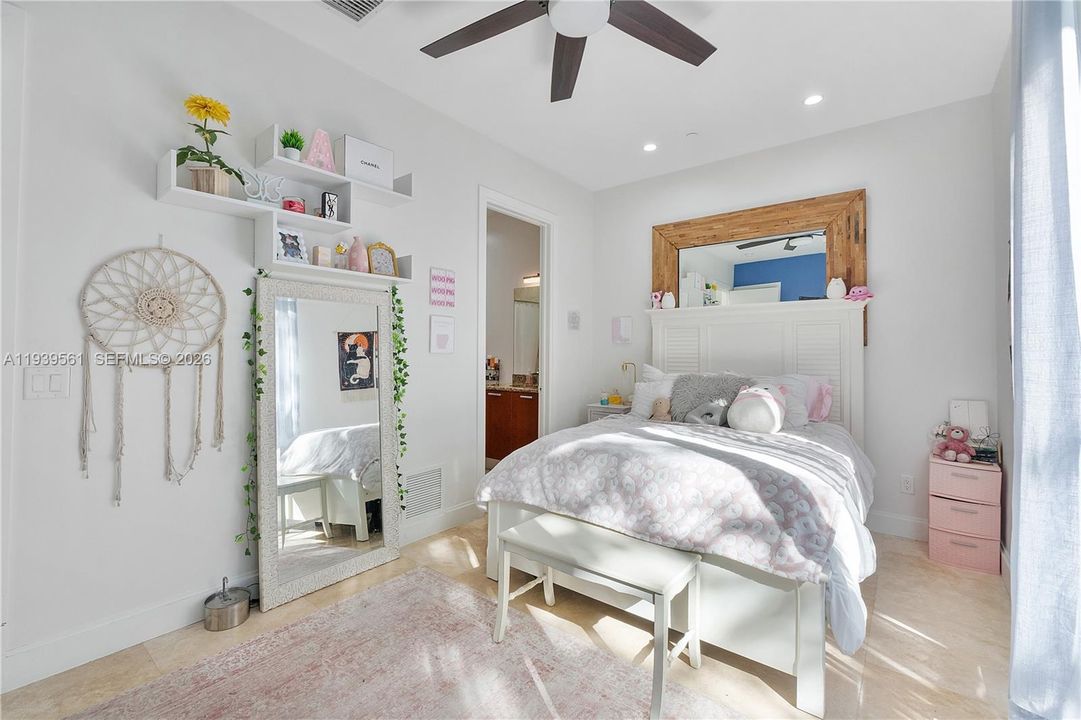 出租: $7,800 (3 贝兹, 3 浴室, 2950 平方英尺)