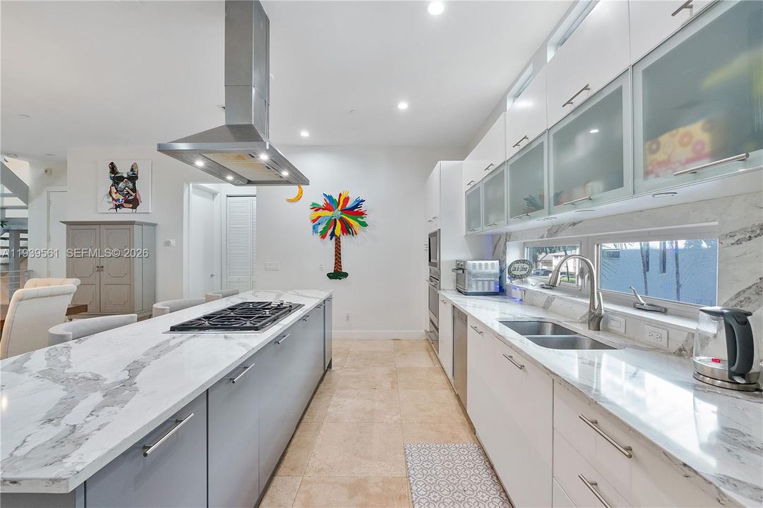 出租: $7,800 (3 贝兹, 3 浴室, 2950 平方英尺)