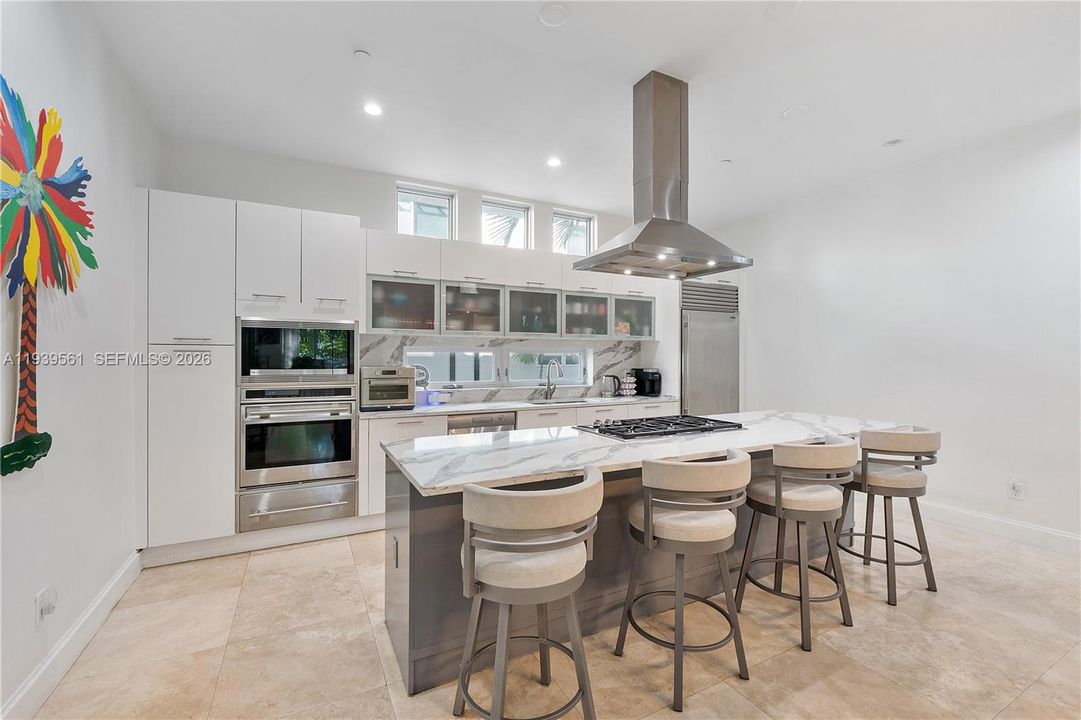 出租: $7,800 (3 贝兹, 3 浴室, 2950 平方英尺)