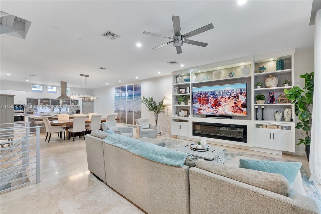 出租: $7,800 (3 贝兹, 3 浴室, 2950 平方英尺)