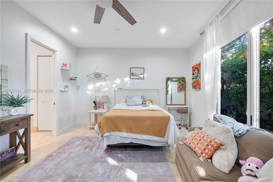 出租: $7,800 (3 贝兹, 3 浴室, 2950 平方英尺)