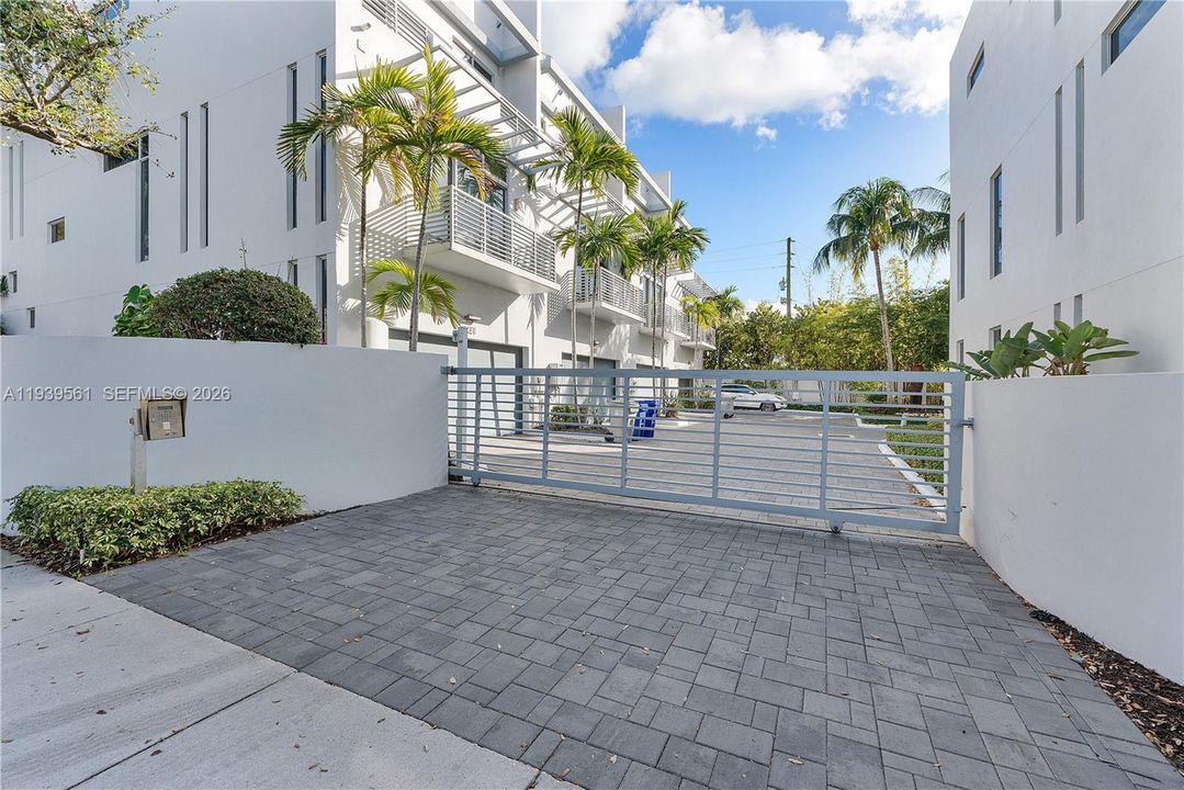 出租: $7,800 (3 贝兹, 3 浴室, 2950 平方英尺)