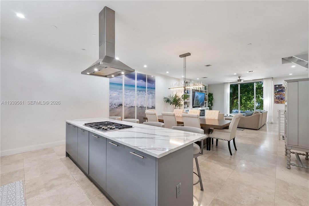 出租: $7,800 (3 贝兹, 3 浴室, 2950 平方英尺)