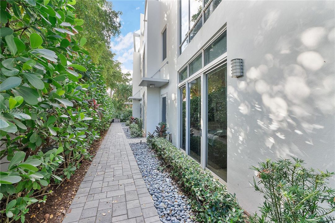 出租: $7,800 (3 贝兹, 3 浴室, 2950 平方英尺)