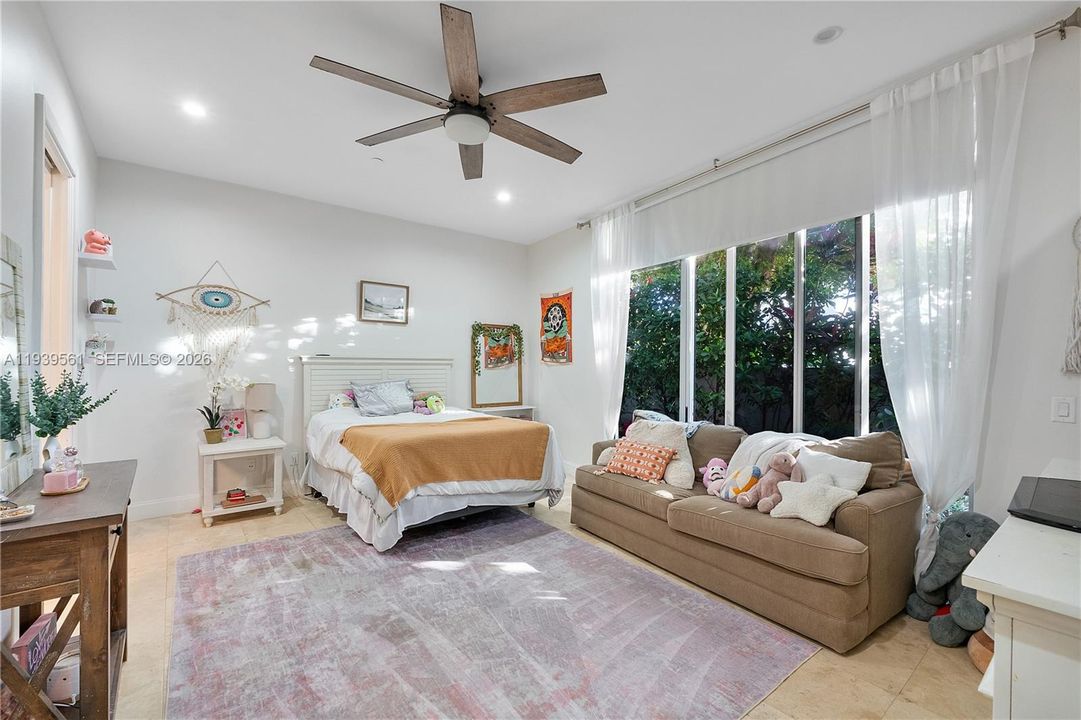 出租: $7,800 (3 贝兹, 3 浴室, 2950 平方英尺)