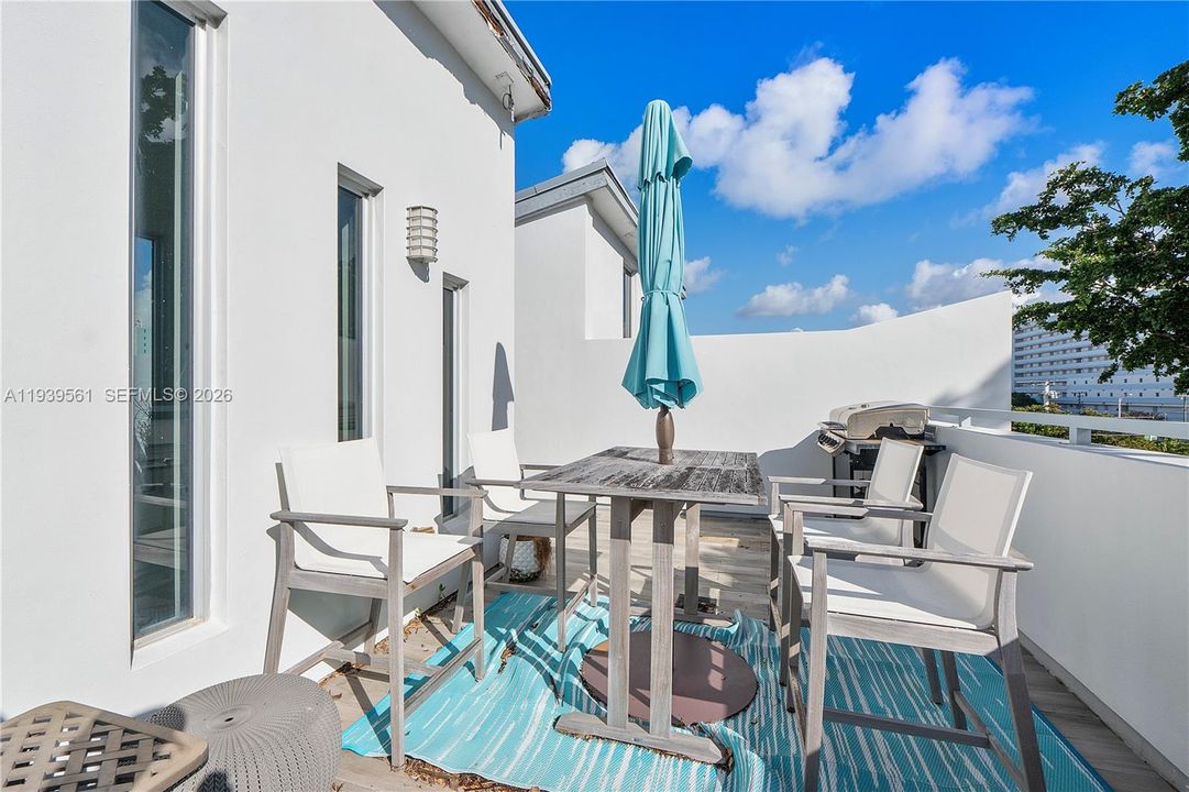 出租: $7,800 (3 贝兹, 3 浴室, 2950 平方英尺)