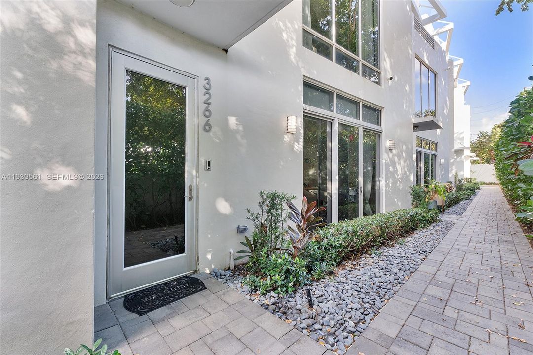 出租: $7,800 (3 贝兹, 3 浴室, 2950 平方英尺)