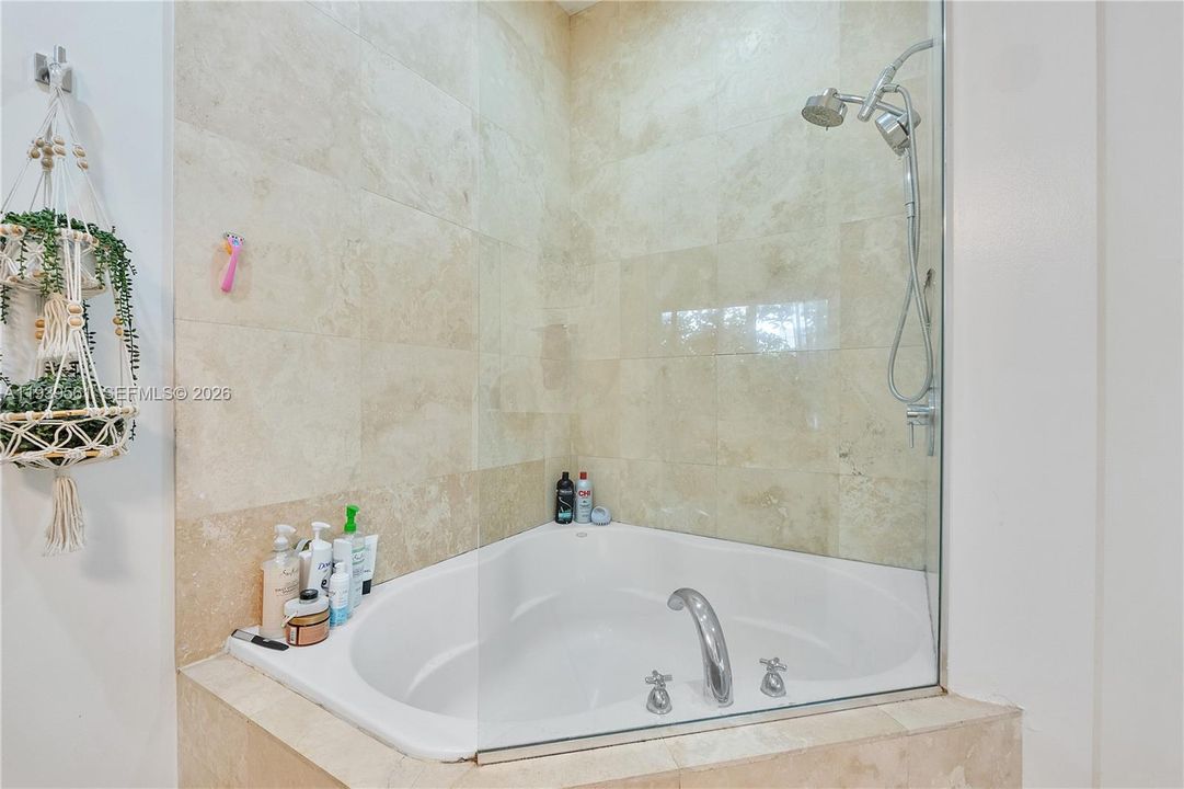 出租: $7,800 (3 贝兹, 3 浴室, 2950 平方英尺)