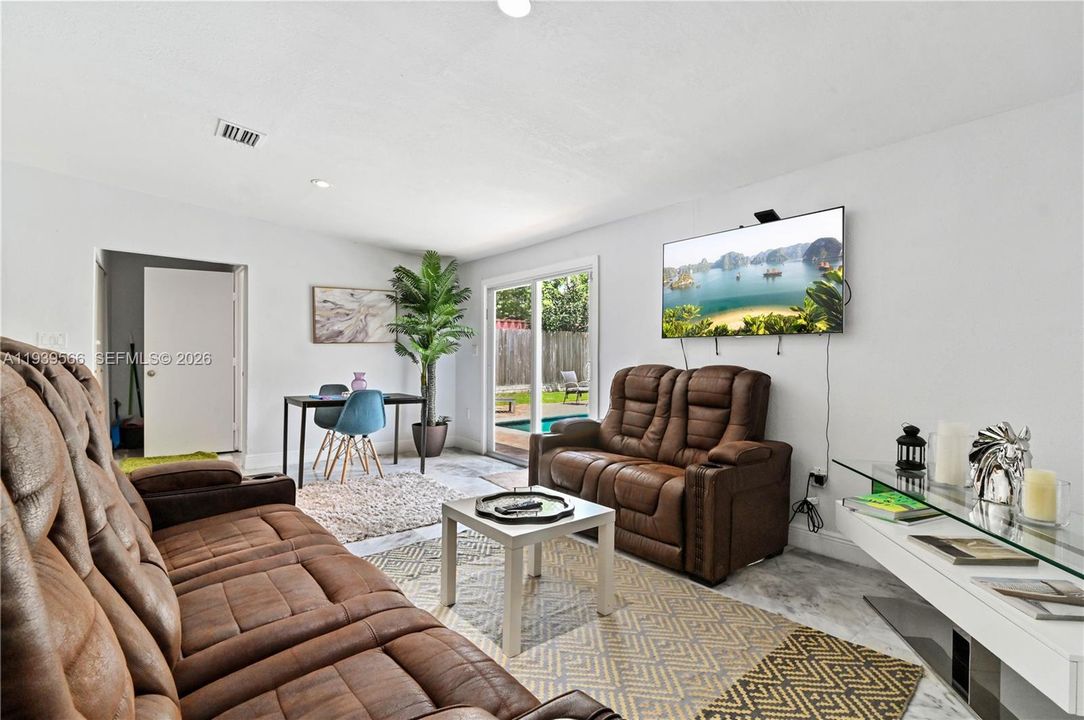 В аренду: $8,500 (4 спален, 2 ванн, 1668 Квадратных фут)