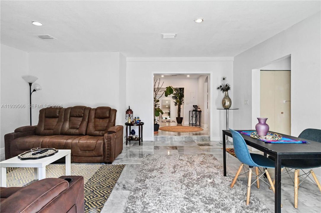 В аренду: $8,500 (4 спален, 2 ванн, 1668 Квадратных фут)